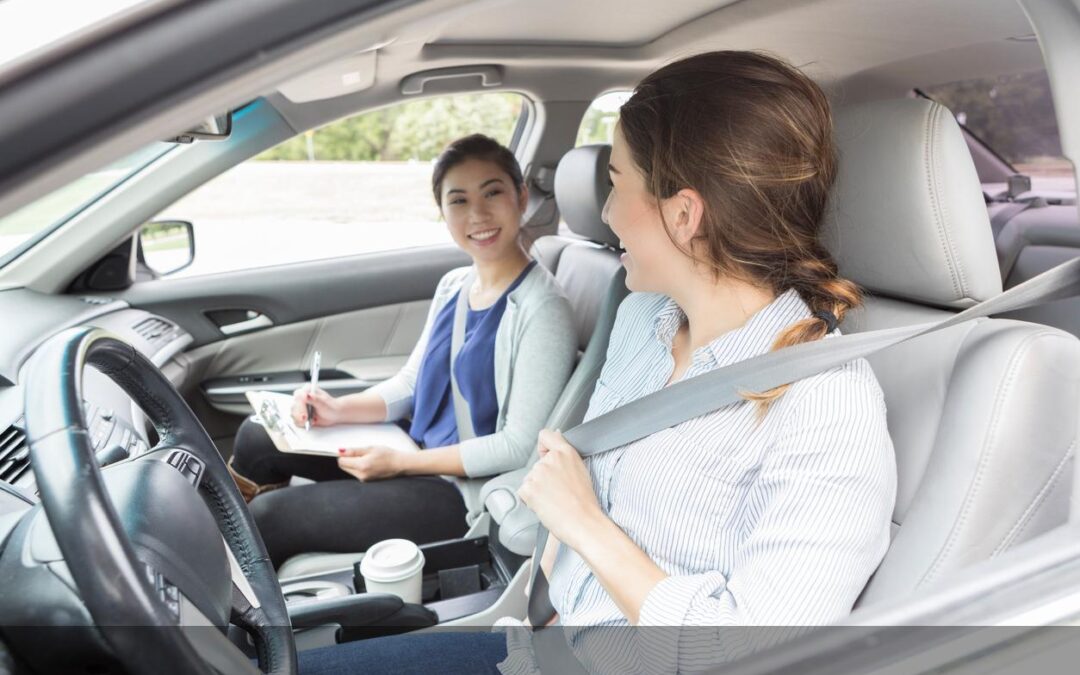 Devenir Moniteur d&rsquo;Auto-École Indépendant : Étapes, Avantages et Salaires en France